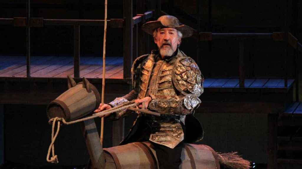 José Sacristán en el papel de don Quijote, en una obra de teatro.