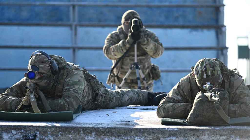 Francotiradores rusos practicando en la región de Rostov, Rusia, este pasado jueves.