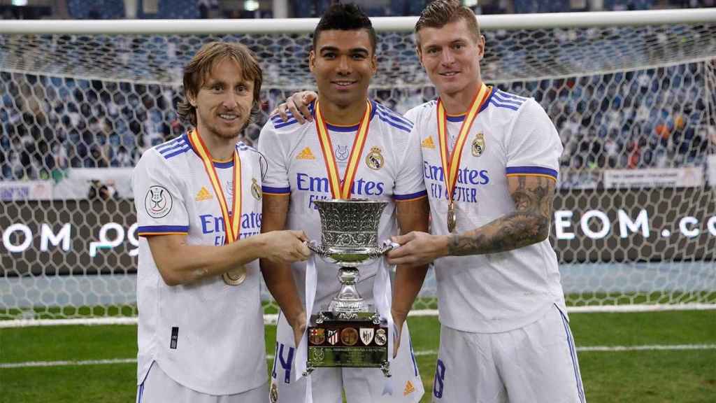 Luka Modric, Casemiro y Toni Kroos, con la Supercopa de España.