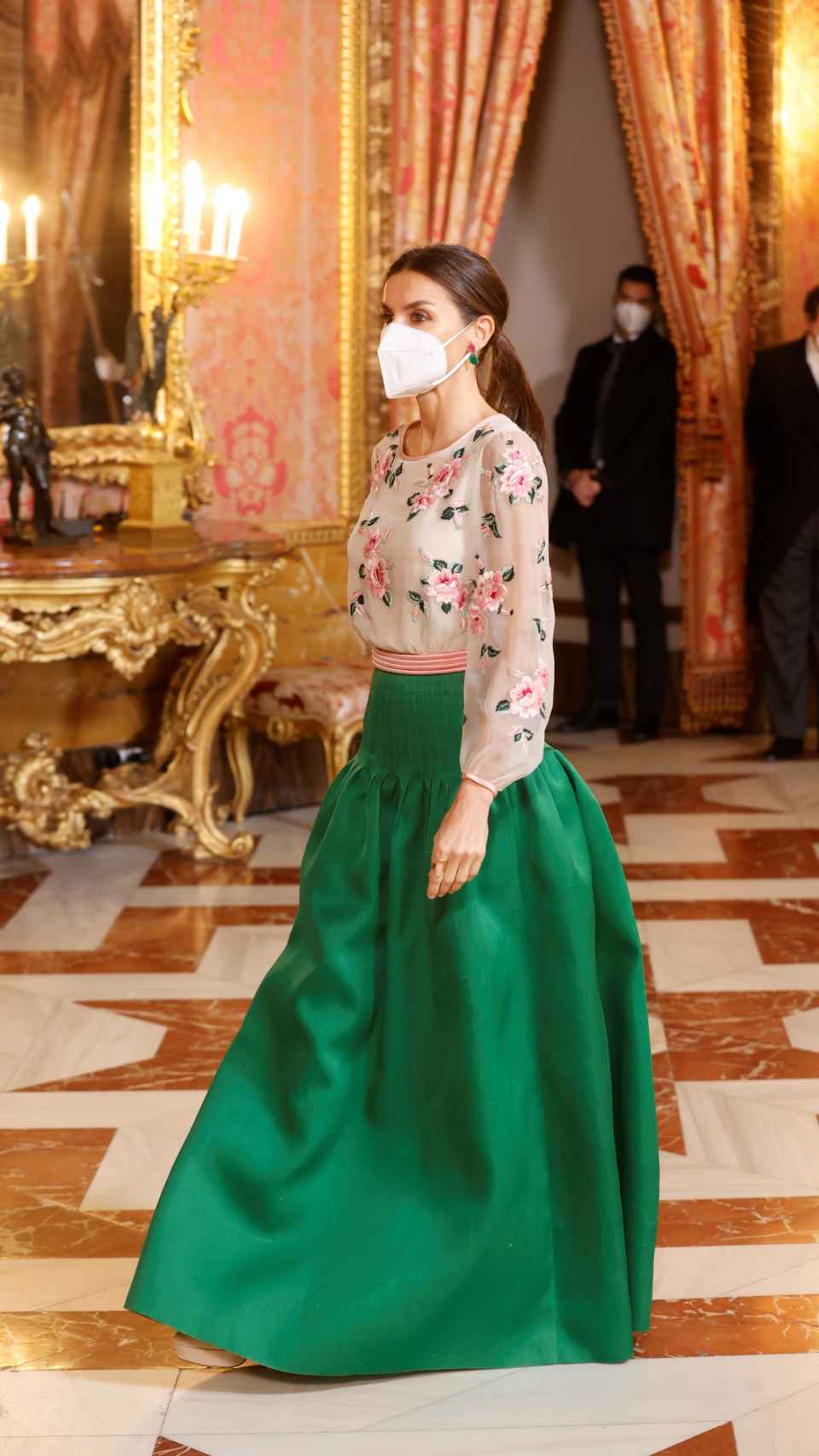 Letizia con falda verde esmeralda.