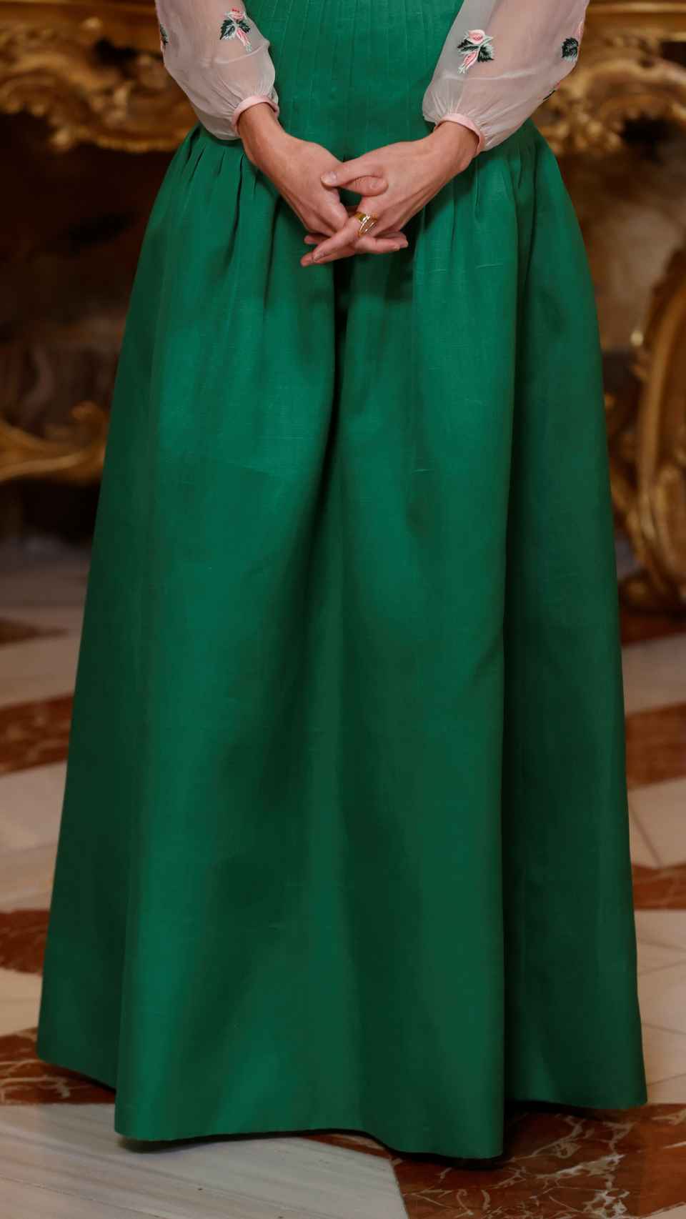 La falda de Valentino de la reina Sofía y el anillo de Karen Hallam, regalo de sus hijas.