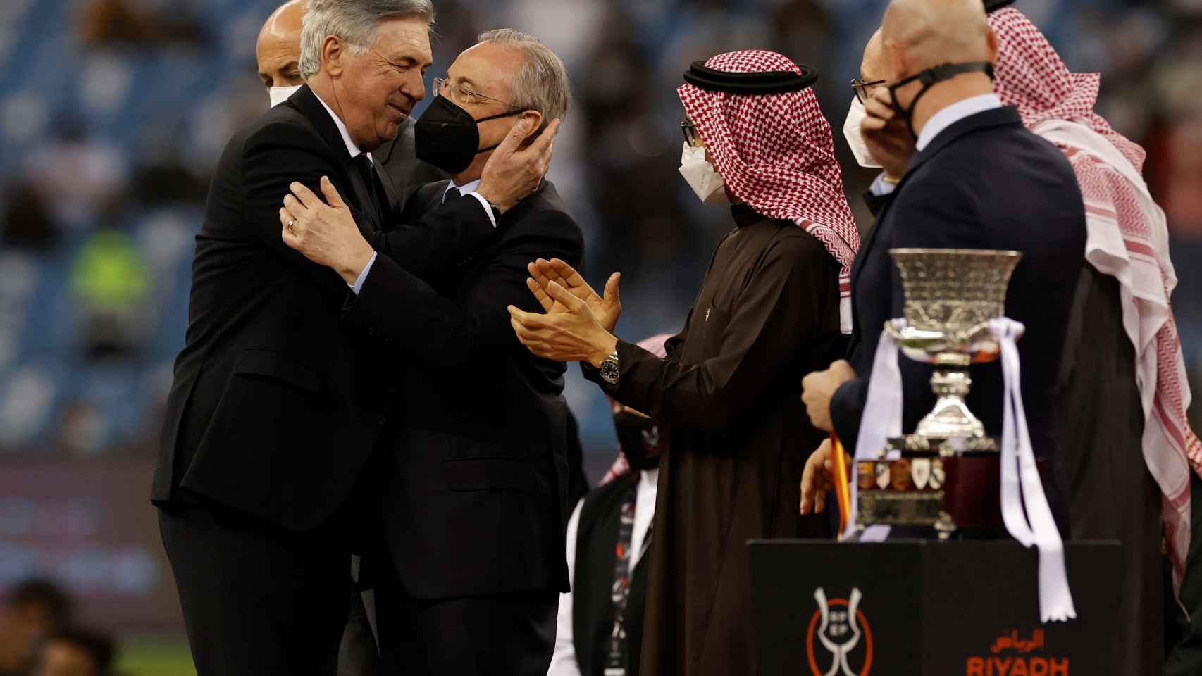 Carlo Ancelotti se felicita con Florentino Pérez por la consecución de la Supercopa de España.