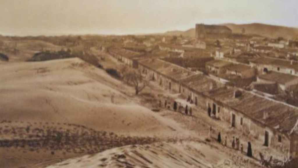 Imagen de época en la que se comprueba como las dunas amenazaban al municipio.