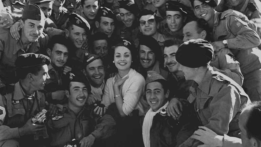Carmen Sevilla actuó frente a los paracaidistas en Sidi Ifni en 1957.
