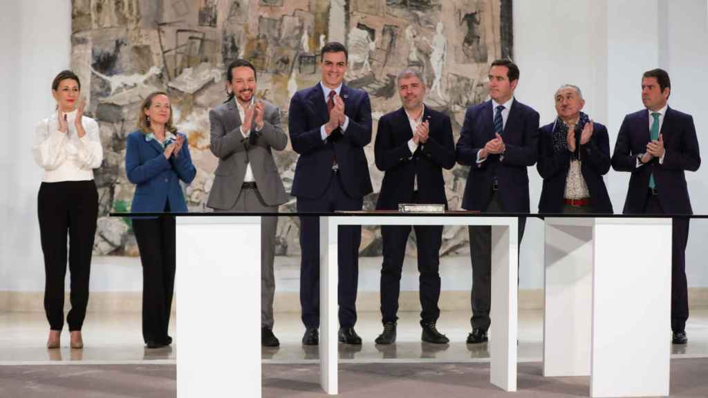 El presidente del Gobierno, Pedro Sánchez, con miembros de su Gobierno y los agentes sociales tras la firma del acuerdo del SMI en 2020.