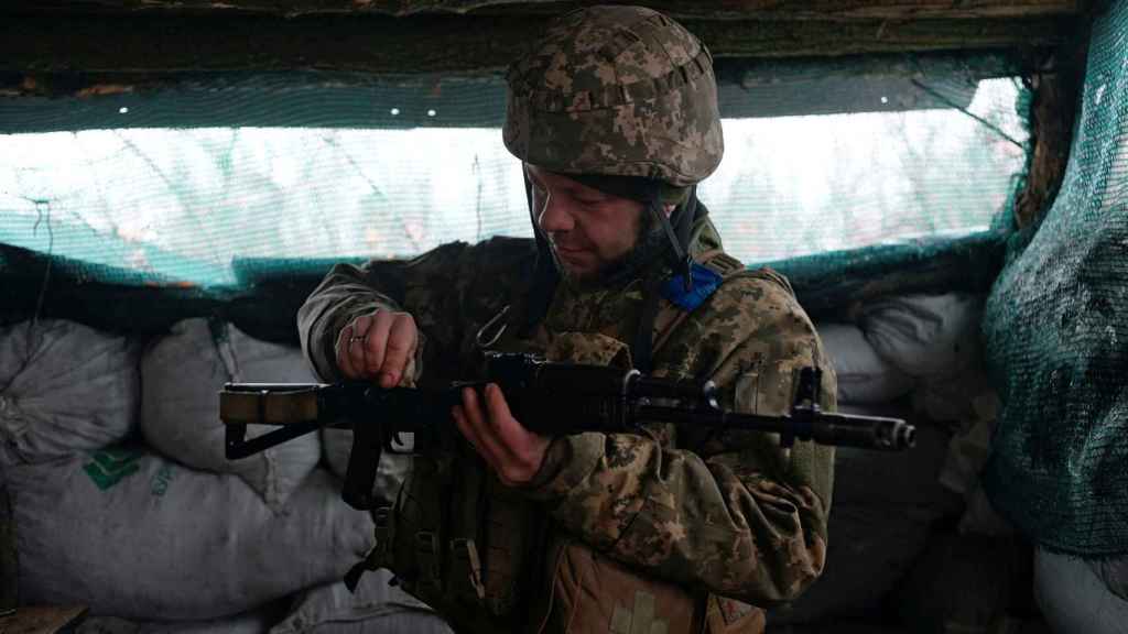 Un soldado ucraniano carga su rifle en la frontera entre Ucrania y Rusia.