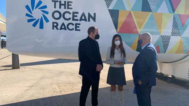 El director general de la Sociedad de Proyectos Temáticos, Antonio Rodes (derecha); el presidente de The Ocean Race, Richard Brisius y la consellera de Innovación, Carolina Pascual.
