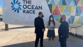 El director general de la Sociedad de Proyectos Temáticos, Antonio Rodes (derecha); el presidente de The Ocean Race, Richard Brisius y la consellera de Innovación, Carolina Pascual.