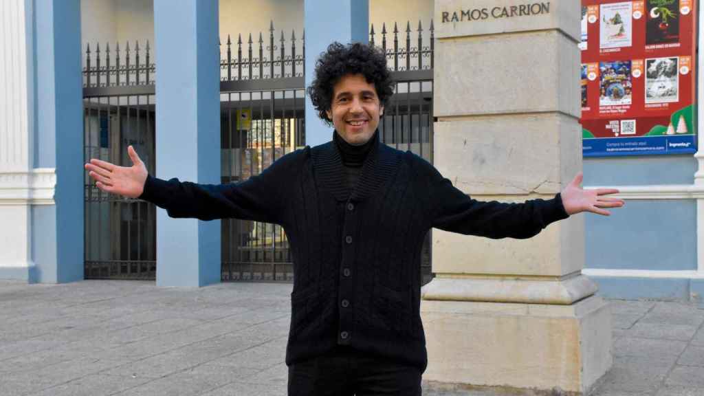 Miguel de Lucas, a las puertas del Teatro Ramos Carrión (Zamora)