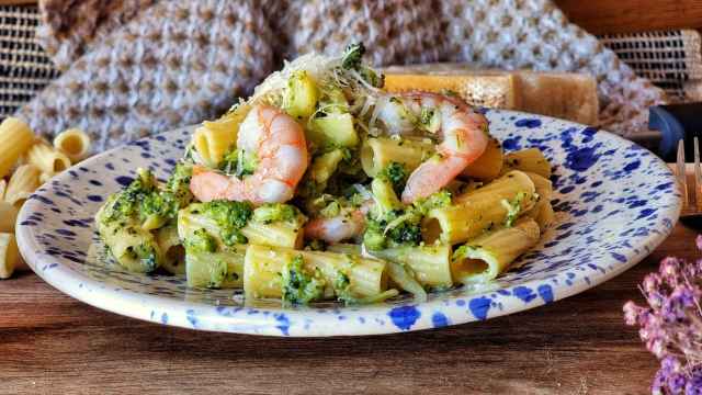 Pasta con brócoli y langostinos, una receta fácil para todos los días