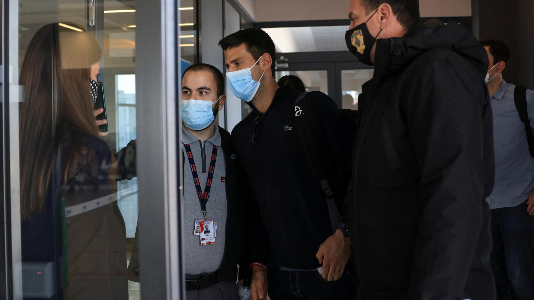 Así fue el recibimiento a Novak Djokovic en Serbia: mensajes antivacunas, selfies y vítores Novak Djokovic llega a Belgrado tras ser expulsado de Australia.