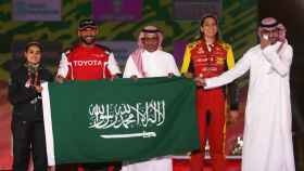 Dania Akeel posa con la bandera de Arabia Saudí junto a Khalid Aljafla, Yazeed al Rajhi y el Príncipe Khalid bin Sultan al-Faisal al-Saud
