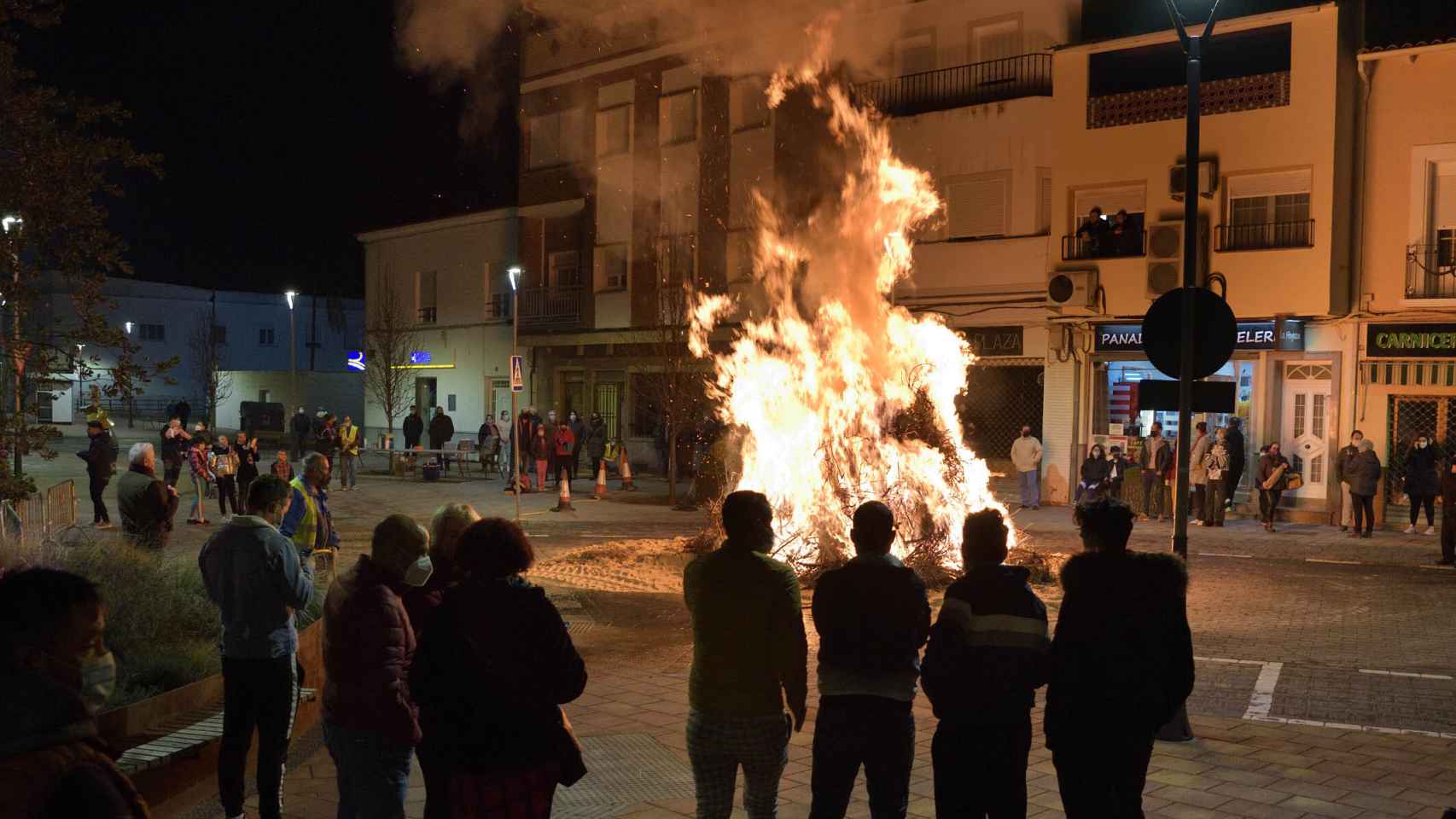 Imágenes del día en Castilla-La Mancha: vuelven a encenderse la hogueras de San Antón