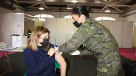 Militar vacunando contra el covid-19. Foto: JCCM
