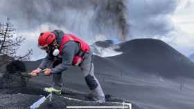 El vulcanólogo Stavros Meletlidis recoge ceniza frente al Cumbre Vieja