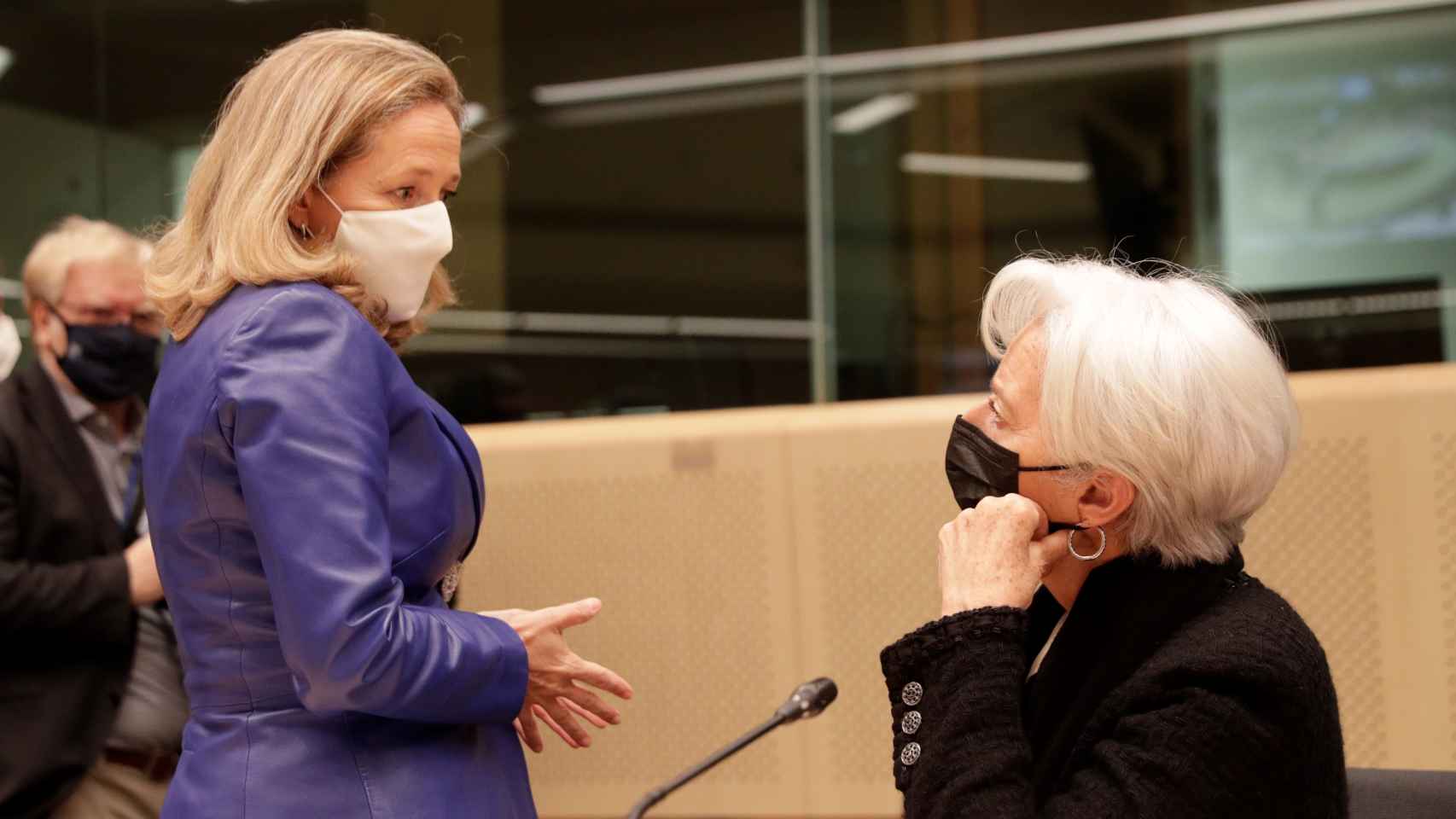 La vicepresidenta primera, Nadia Calviño, departe con Christine Lagarde, presidenta del Banco Central Europeo. en el Eurogrupo de Bruselas.