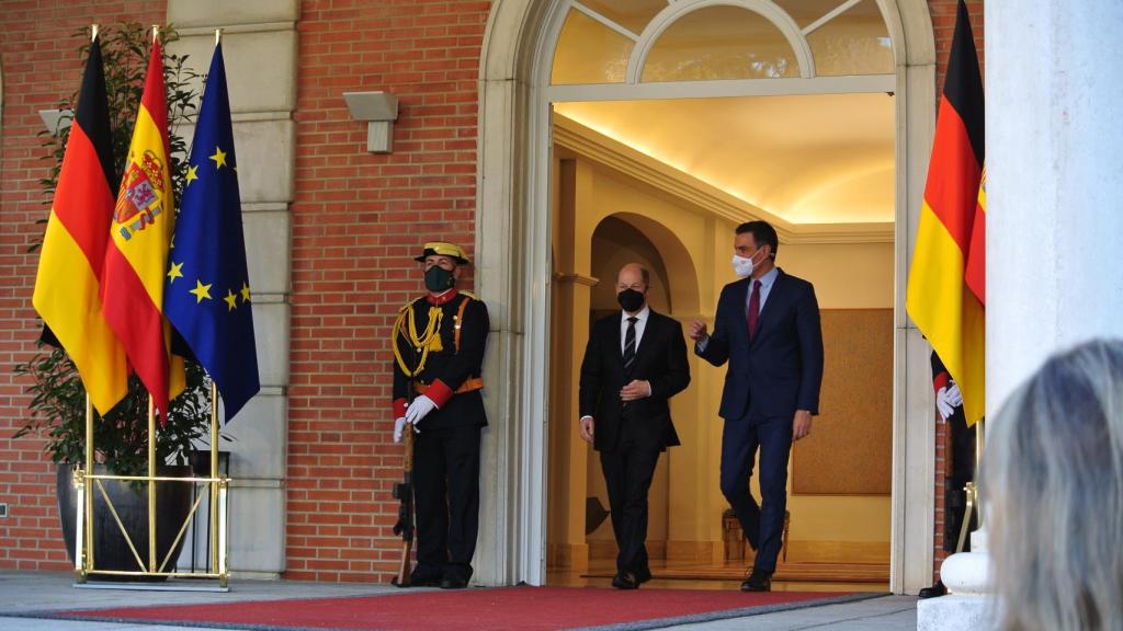 Olaf Scholz y Pedro Sánchez, ante las escalinatas de Moncloa.