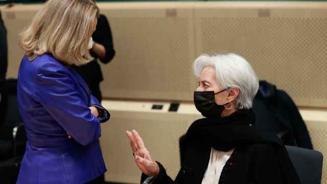 La vicepresidenta Nadia Calviño conversa con la presidenta del BCE, Christine Lagarde, durante el Eurogrupo de este lunes