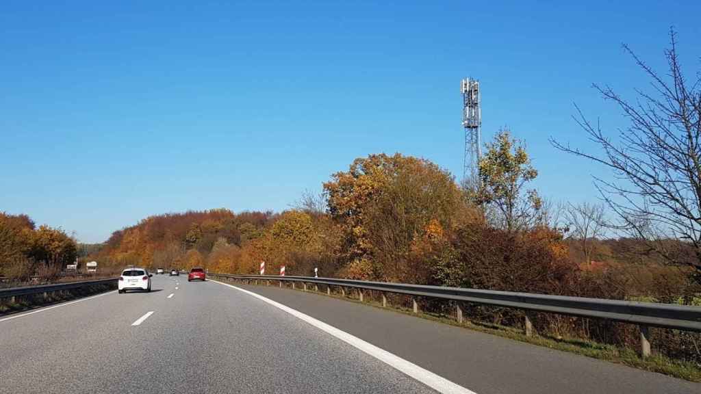 Antenas en torre de telecomunicaciones en una carretera de Alemania.