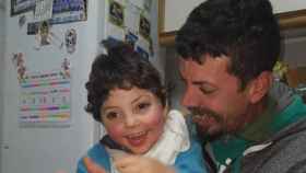 Eiden, en una foto cedida por su familia, sonríe en brazos de su padre, Francisco Manuel, en su casa de la localidad murciana de Águilas.