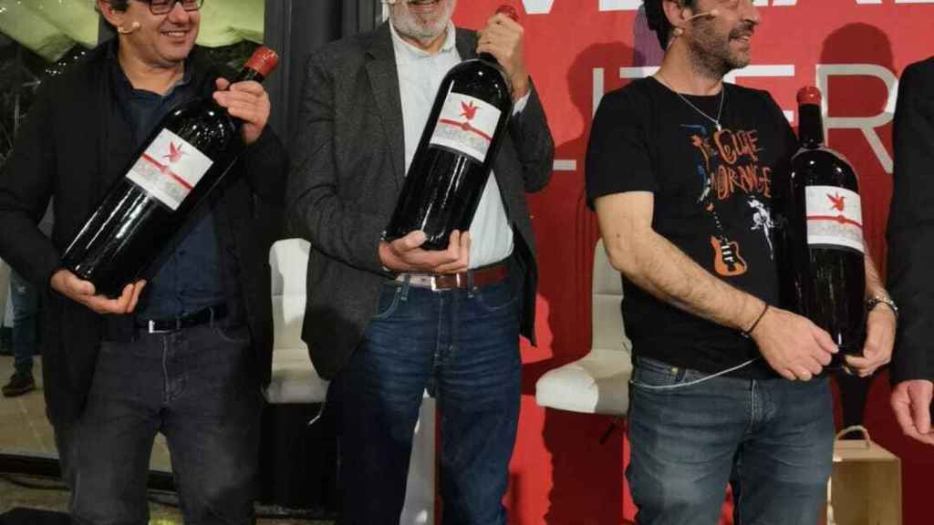 Mercero, Díaz y Martínez reciben las botellas dedicadas a su creación de 'La Bestia'.