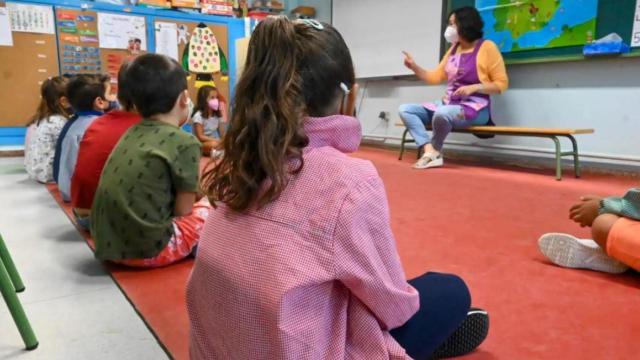 Imagen de niños en edad infantil durante una clase en un aula