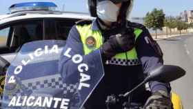 Un agente de la Policía Local de Alicante, en imagen de archivo.