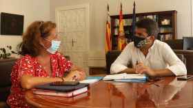 La diputada de Fondos Europeos, María Gómez, y el presidente de la Diputación de Alicante, Carlos Mazón.