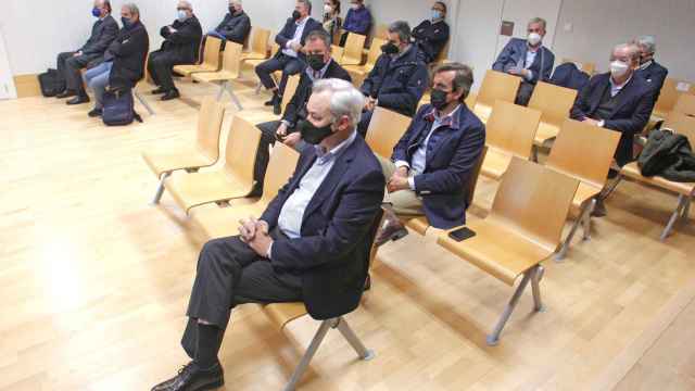 Los acusados en el caso Brugal por el supuesto amaño en la adjudicación del plan zonal de residuos de la Vega Baja entre 2008 y 2009 en la sala de vistas de la Audiencia Provincial en Elche.