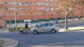 Un ciclista es  atropellado por un coche en la rotonda de los alcaldes