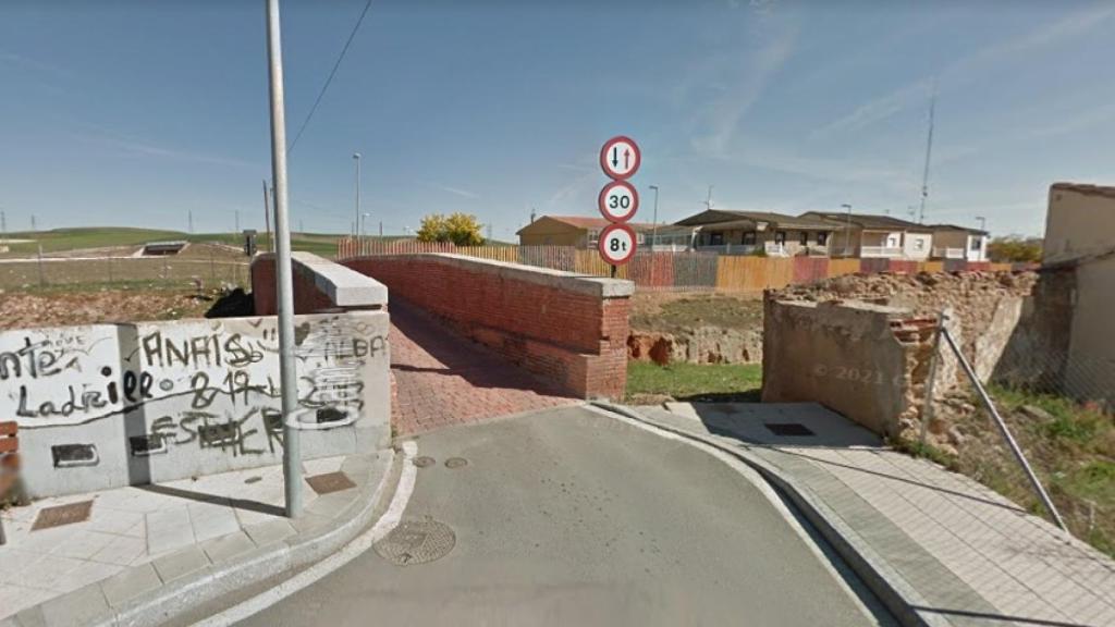 Puente Ladrillo, sobre las vías del tren