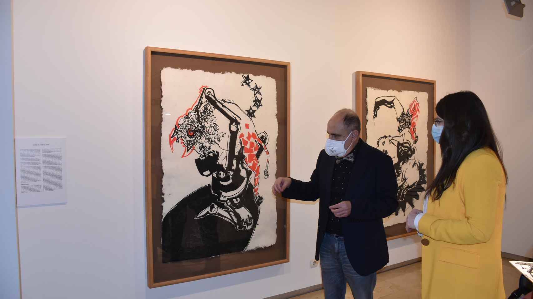 El artista José Fuentes muestra a Gema Gómez una de sus obras de 'Metaverso'