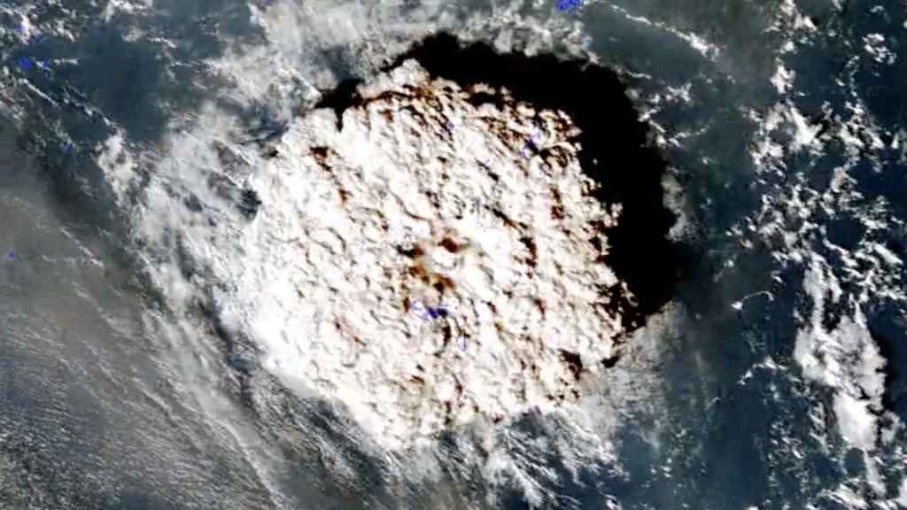 Imagen satélite de la erupción submarina del volcán de Hunga Tonga-Hunga Ha'apai.