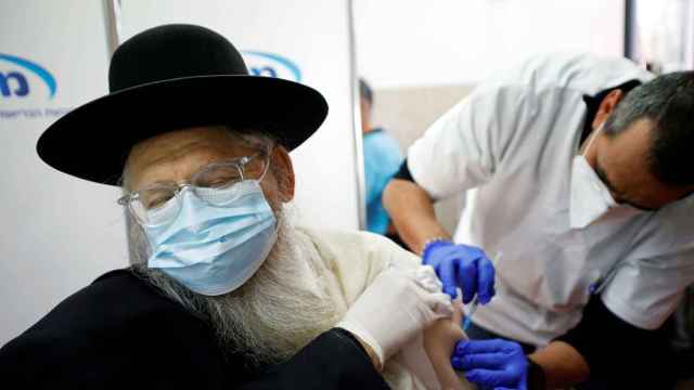 Un israelí recibiendo una dosis de la vacuna.