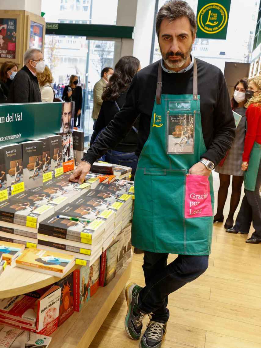 Juan del Val promocionando su libro 'Delparaíso' en un evento de la Casa del libro.