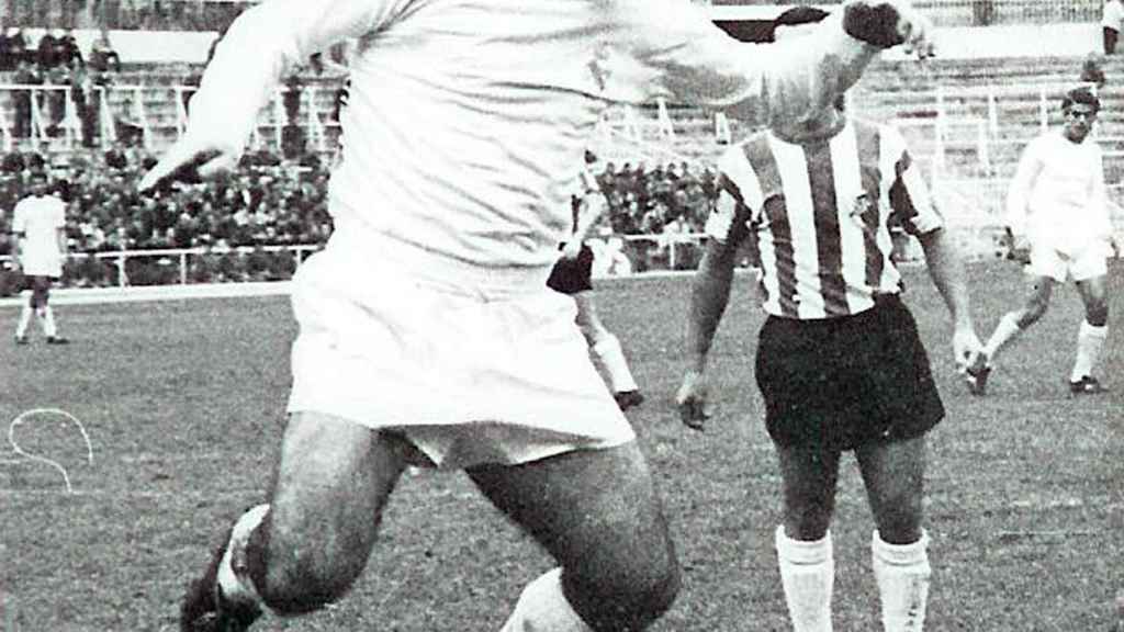 Manolo Bueno jugando un partido con el Real Madrid