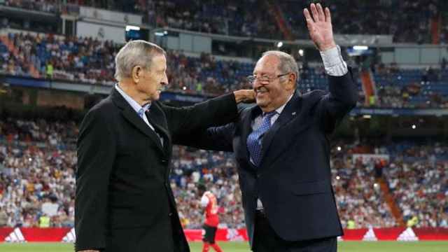 Kopa y Paco Gento en el Santiago Bernabéu durante su saque de honor