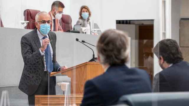 El viceportavoz del PSOE en la Asamblea Regional, Alfonso Martínez Baños, este martes, en el pleno de los presupuestos autonómicos.
