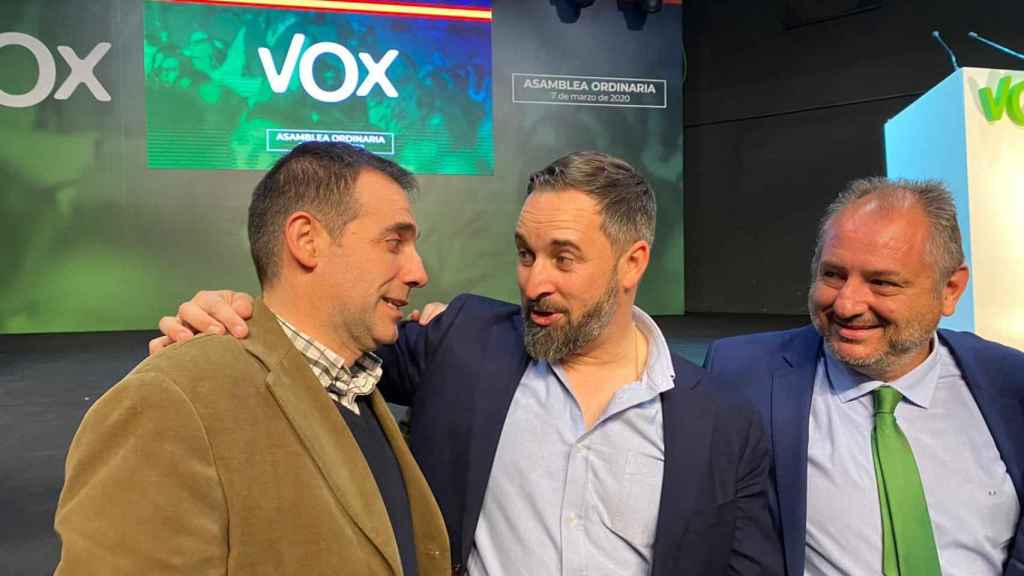 El diputado de a Asamblea de Murcia, Juan José Liarte, el líder de Vox, Santiago Abascal, y Antonio Pulido, de Vox Málaga