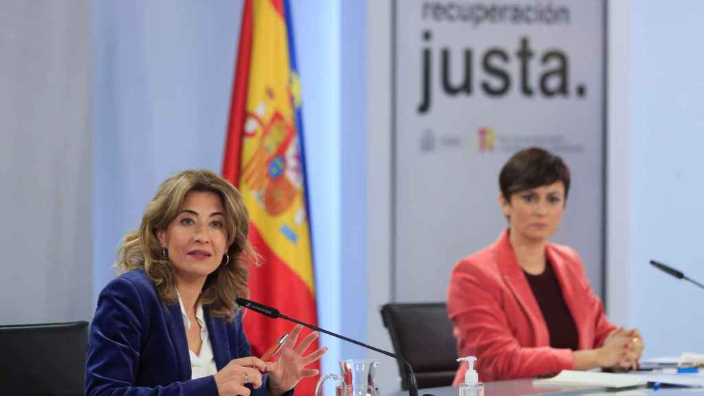 La ministra de Transportes, Raquel Sánchez, junto a la portavoz, Isabel Rodríguez, en la sala de prensa de Moncloa.