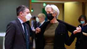 El presidente del Eurogrupo, Paschal Donohoe, conversa con la jefa del BCE, Christine Lagarde, durante la reunión de este martes