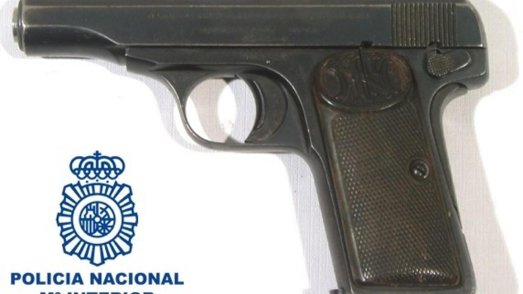Arma incautada en el control de Marbella.