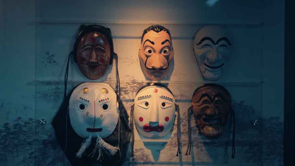 Fragmento del avance de 'Money Heist: Korea' donde podemos ver la famosa máscara de Dalí y otras de la cultura coreana.