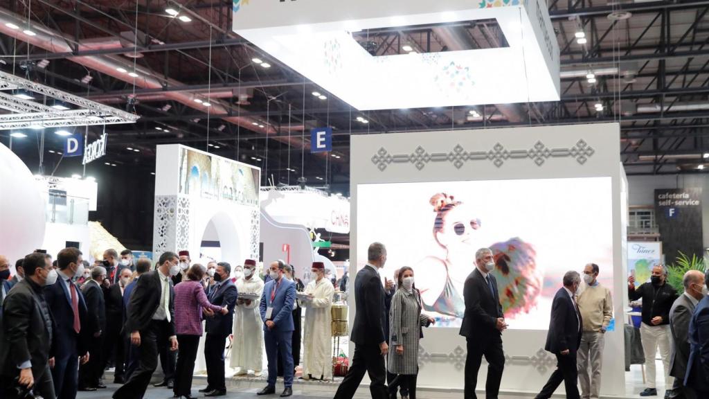 Los Reyes en el stand de Marruecos en Fitur. Efe