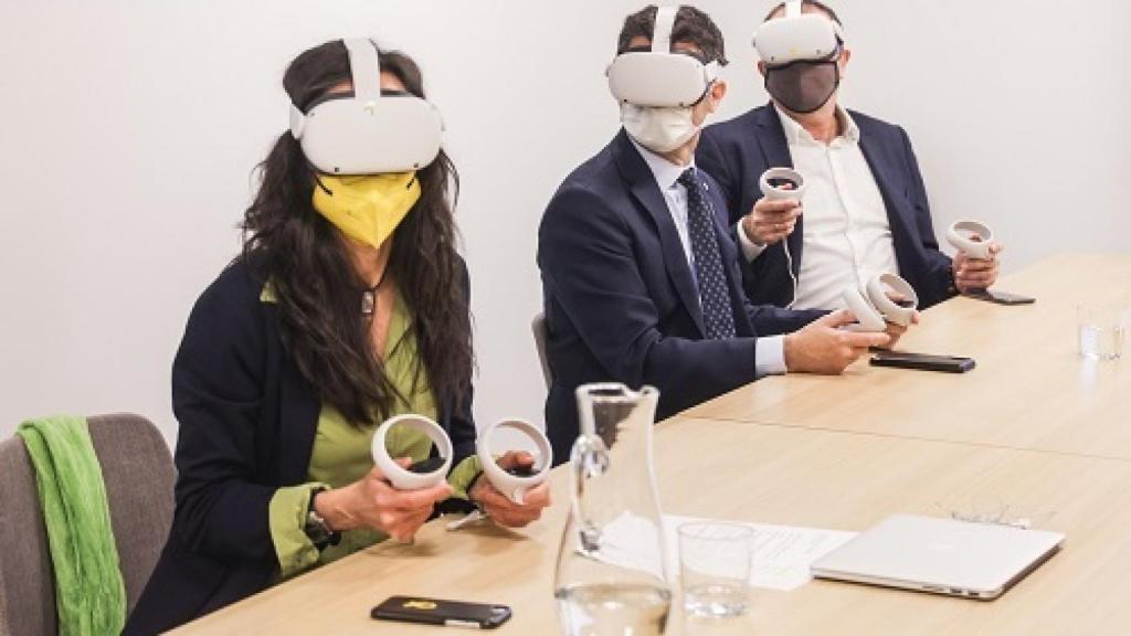 Mònica Roca, presidenta de la Cámara de Comercio de Barcelona; Jordi Puigneró, vicepresidente de la Generalitat; y Quirze Salomó, presidente ejecutivo del CBCat, durante la rueda de prensa virtual.