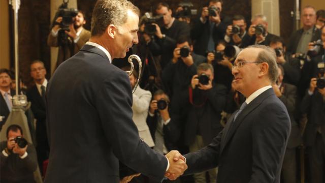 Eduardo Anitua recibe del rey Felipe VI en el Premio Nacional del Deporte 2014.