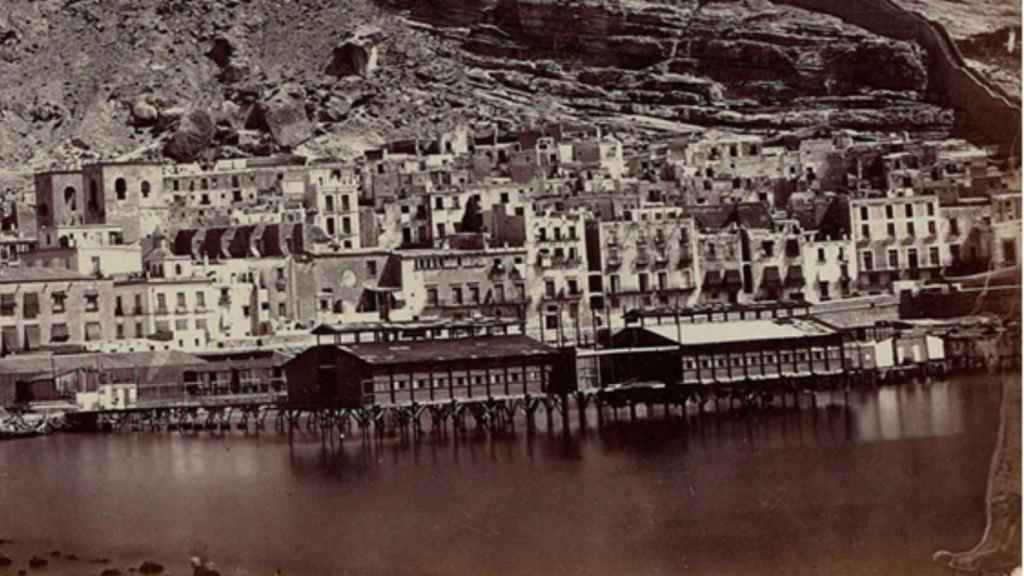 Una imagen de los primeros balnearios de Alicante realizada por Jean Laurent en 1860