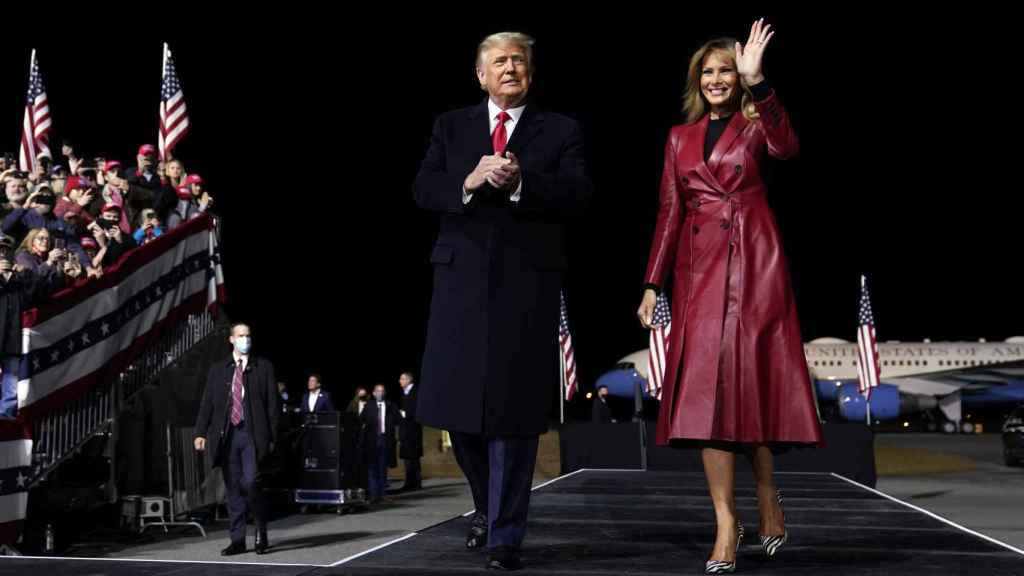Melania Trump, todavía como primera dama de Estados Unidos, junto a su marido.