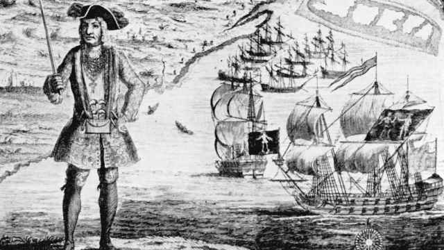 Grabado de -Bartholomew Roberts. Borracho y muerto por un trozo de metralla, al pirata galés se le atribuye la toma de unos 400 barcos.