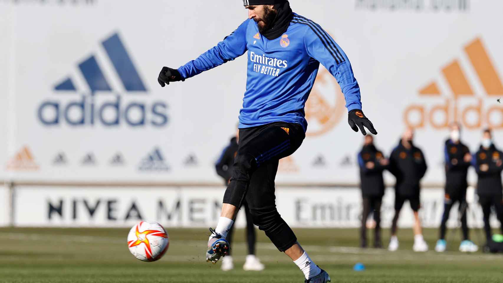 Karim Benzema controla una pelota.